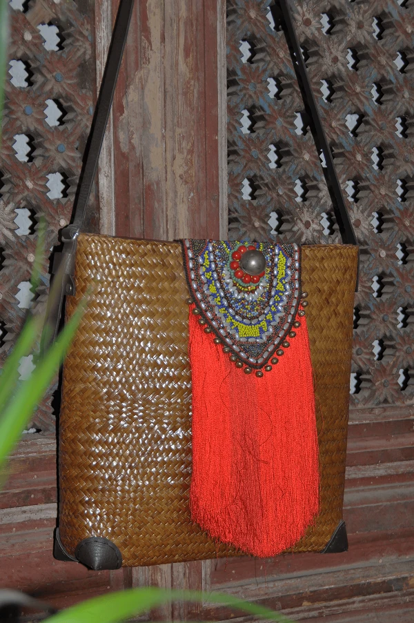 泰国手工编制个性设计款百搭纯手工民族风单肩斜跨肩包女士草编