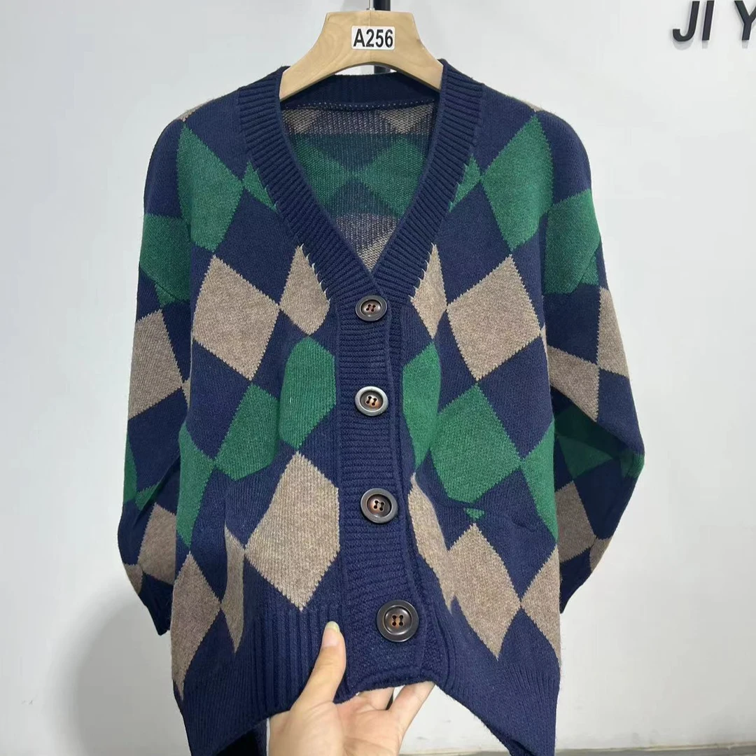 A256菱格拼色v领针织开衫