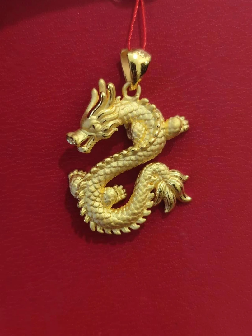 Chow Tai Seng/周大生足金时尚精致龙项坠黄金龙吊坠素款编绳