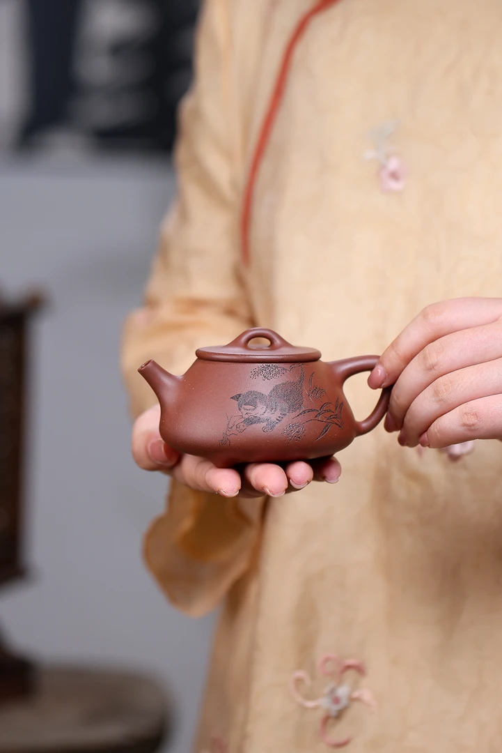 平盖石瓢壶刻绘款  紫泥  180cc