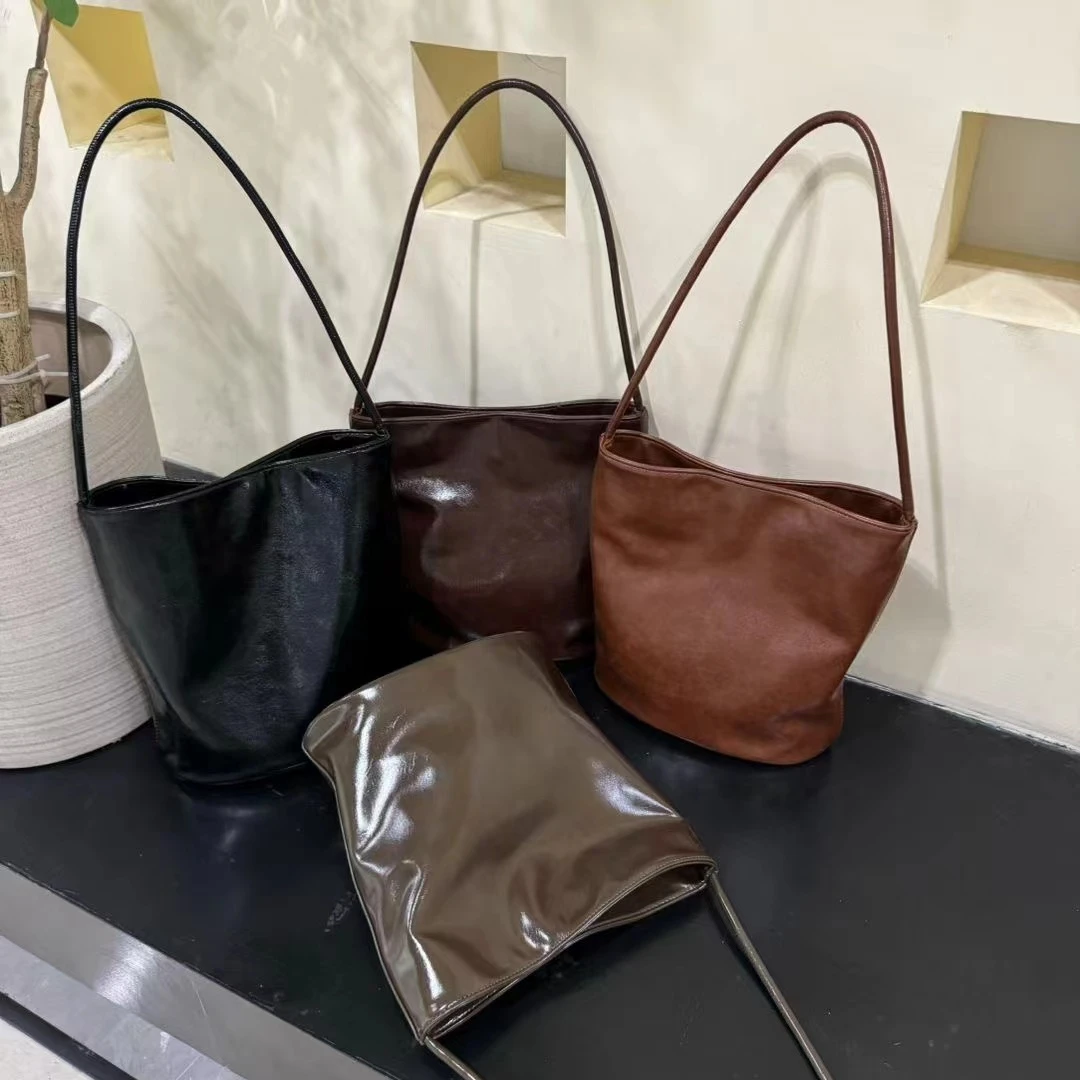 【七七】家2024新款冬季韩系极简腋下水桶包超好看百搭东大门爆款