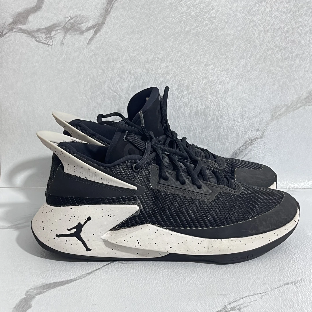 41码Jordan Fly 篮球鞋 金属银/黑色公价799 二手90新