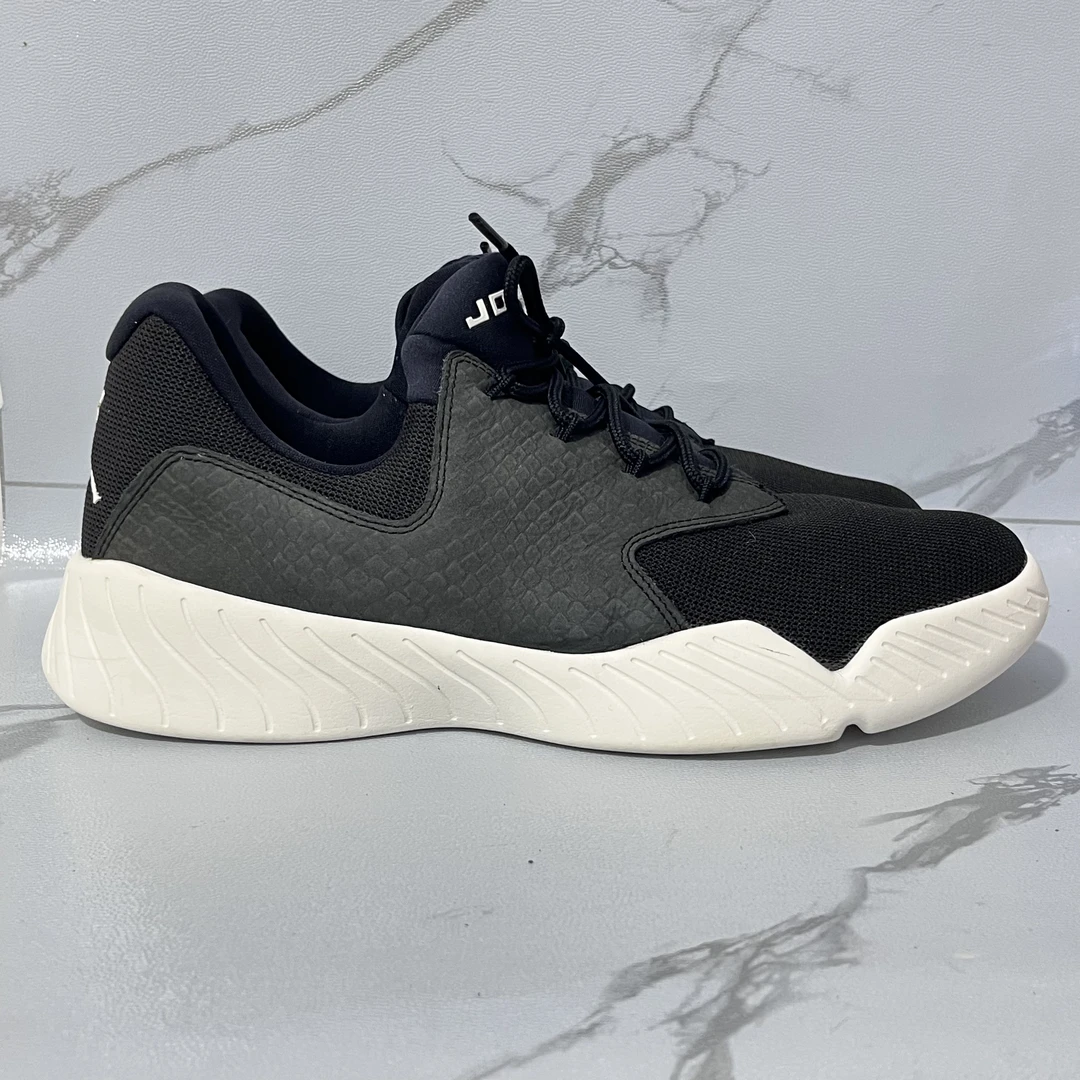 46码Air Jordan J23 训练鞋 黑白 公价749 二手90新