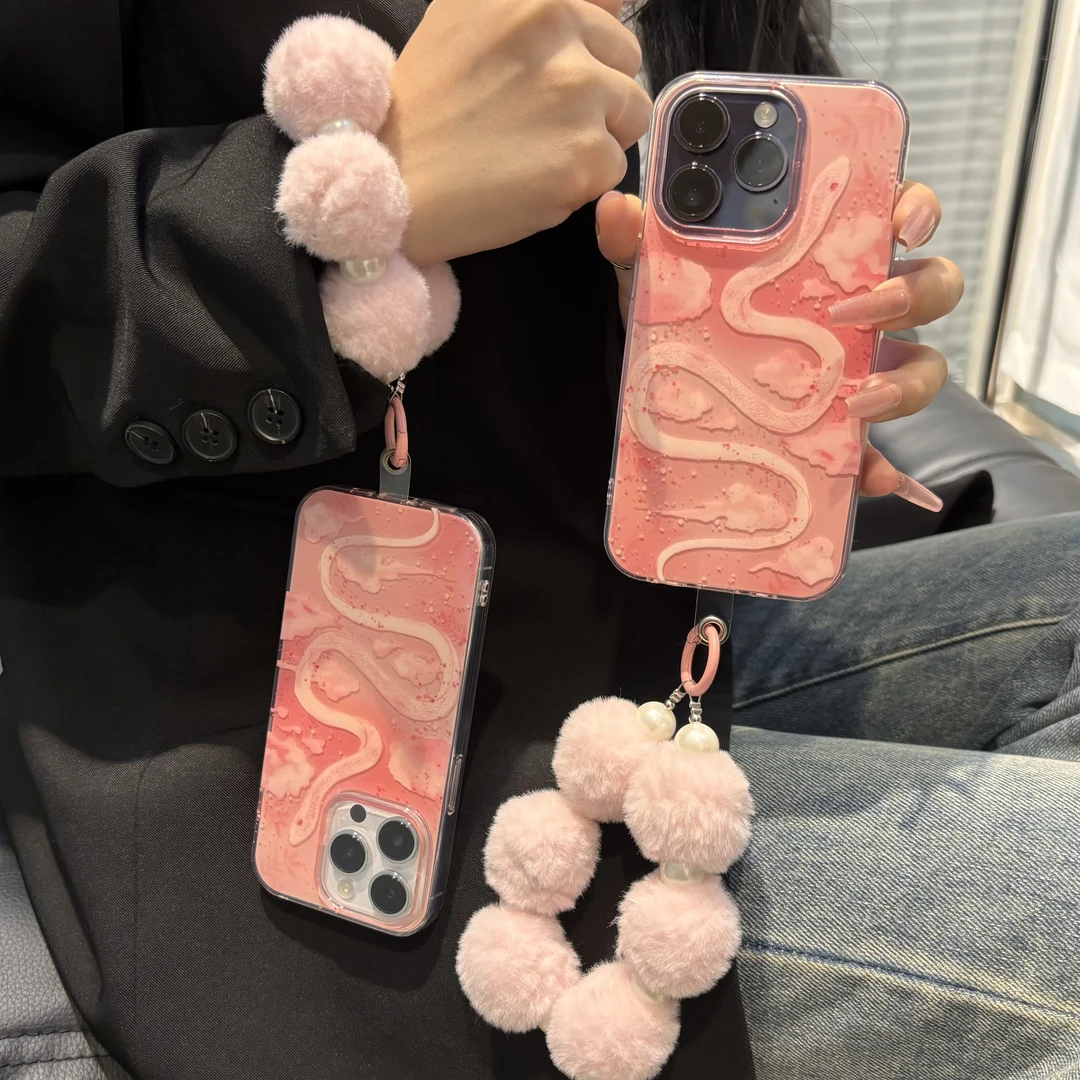粉色祥云小蛇毛绒挂绳适用苹果16promax手机壳15可爱14/13保护套