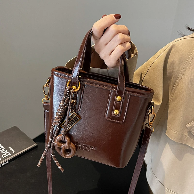 高级感复古小包包女2025新款秋冬季百搭斜挎包时尚超火手提包女士