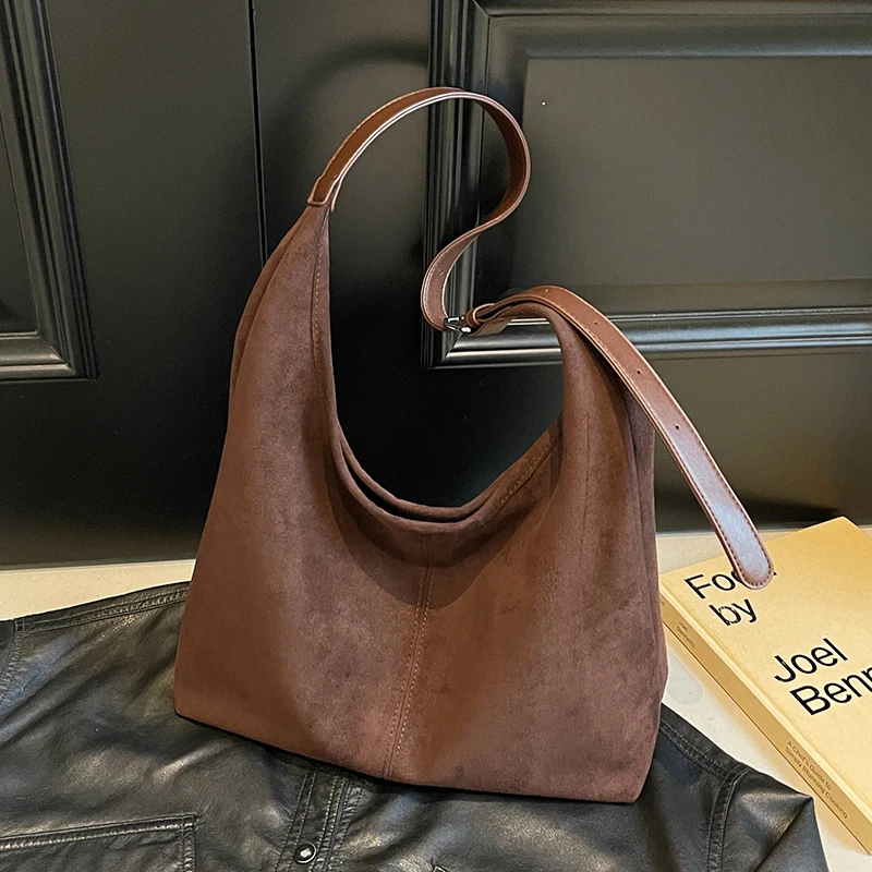 休闲通勤大容量麂皮绒包包女2025新款秋冬季单肩斜挎包托特水桶包