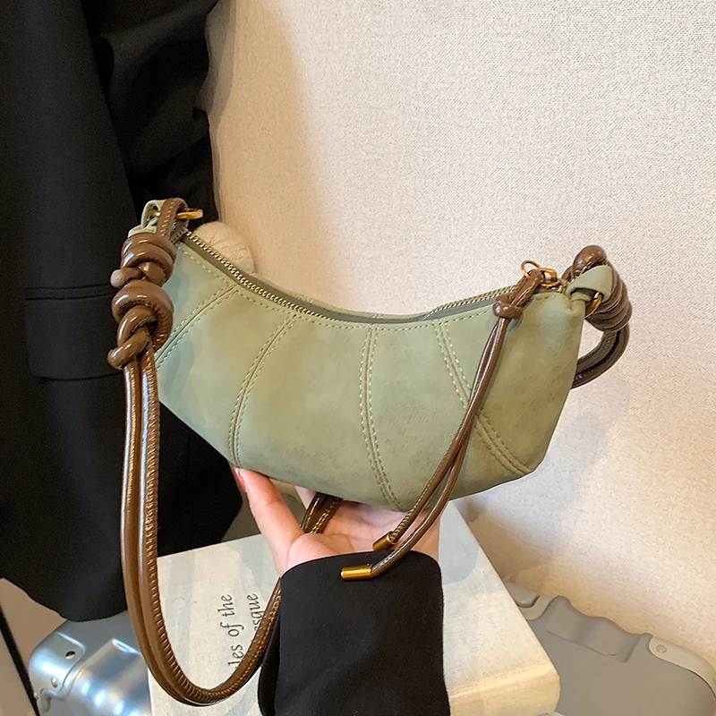 磨砂小包包女2025新款秋冬季百搭斜挎包时尚超火单肩包牛角包女士