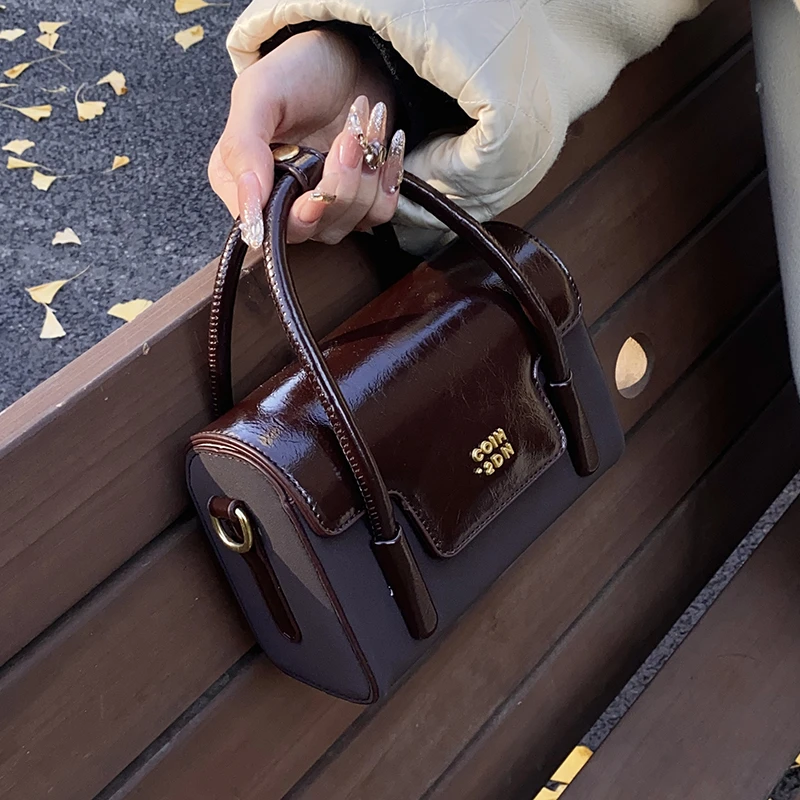 高级质感油蜡皮小包包女2025新款秋冬季百搭斜挎包时尚手提小方包