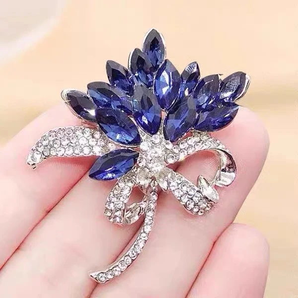 铜合金合成锆石胸针 蓝色妖姬胸针百搭款精致优雅胸花时尚饰品100
