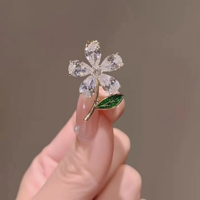 铜合金合成锆石胸针 迷你花朵胸针轻奢百搭防走光胸花时尚饰品116