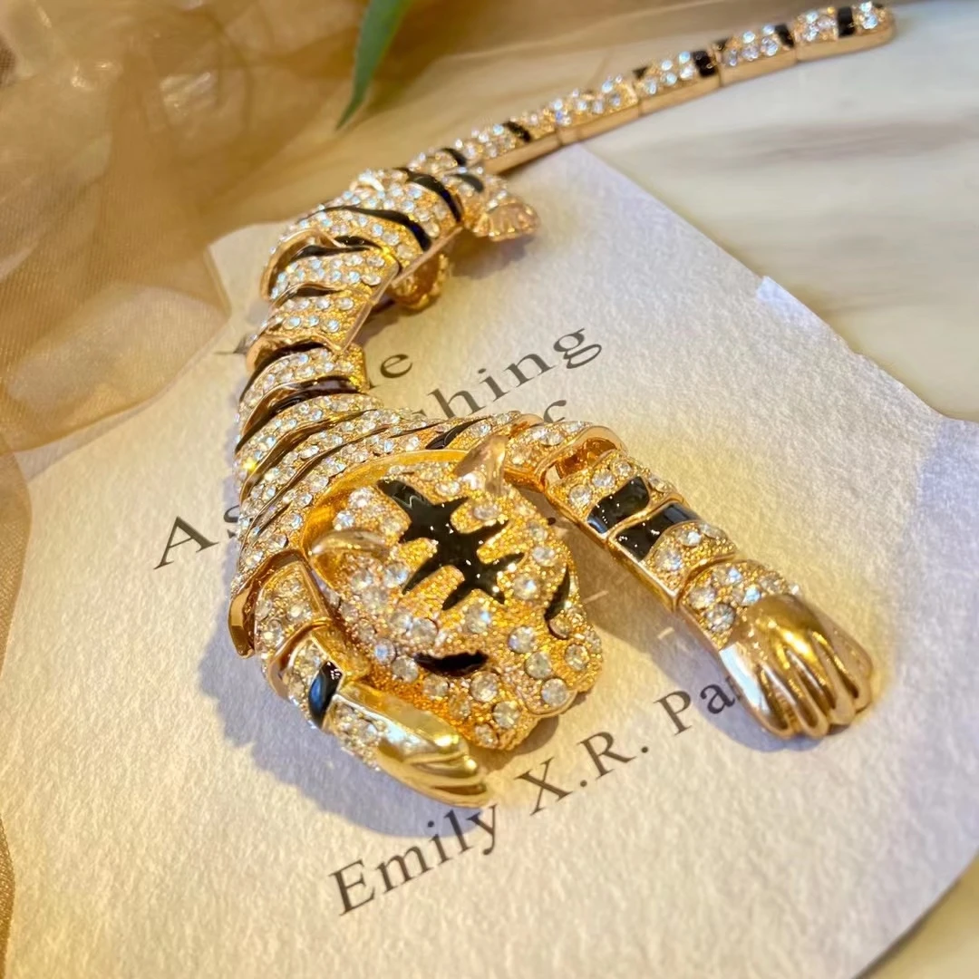 铜合金合成锆石胸针 中古老虎胸针重工镶嵌满钻胸花轻奢时尚饰品