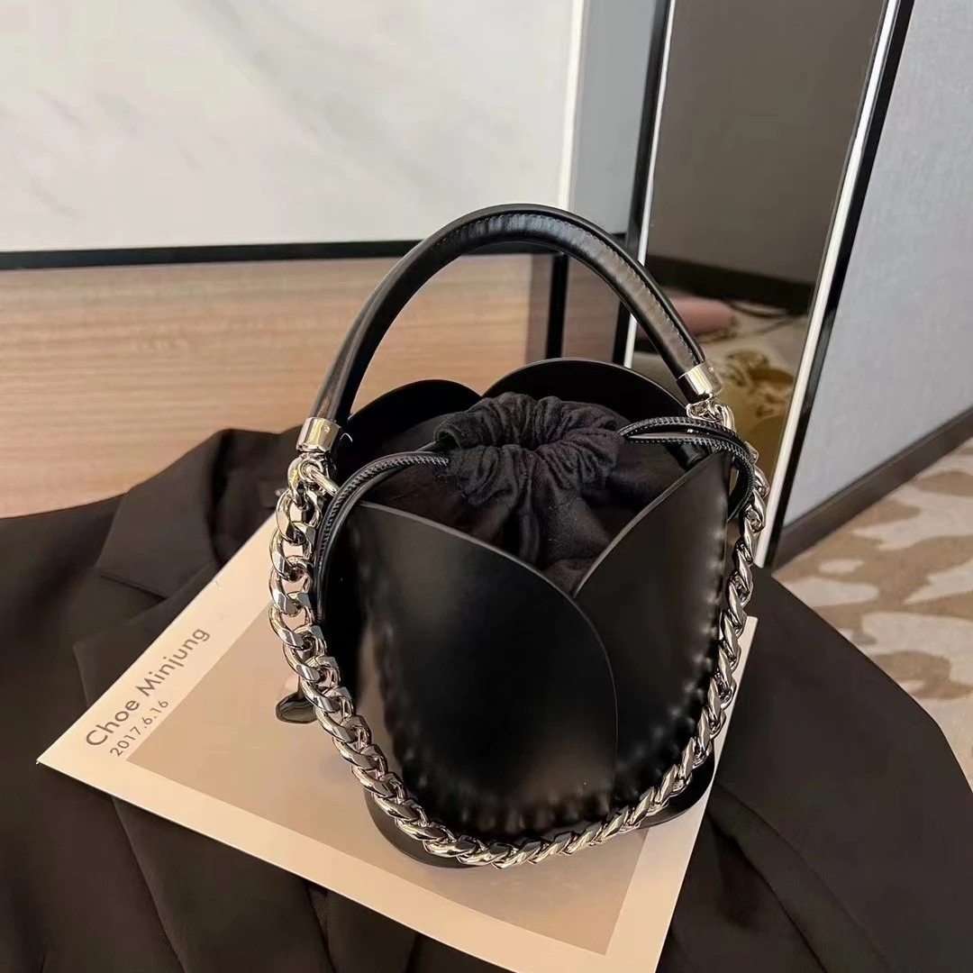 百搭新款设计师花瓣水桶包轻奢时尚小众手提包质感单肩斜挎包女士