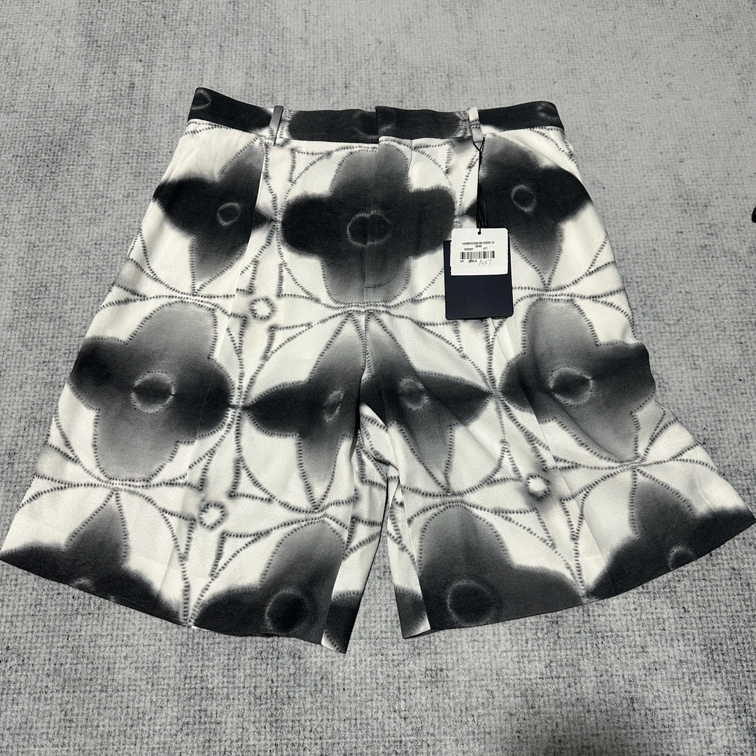 全新未使用LouisVuitton/路易威登 三花满印短裤/38码