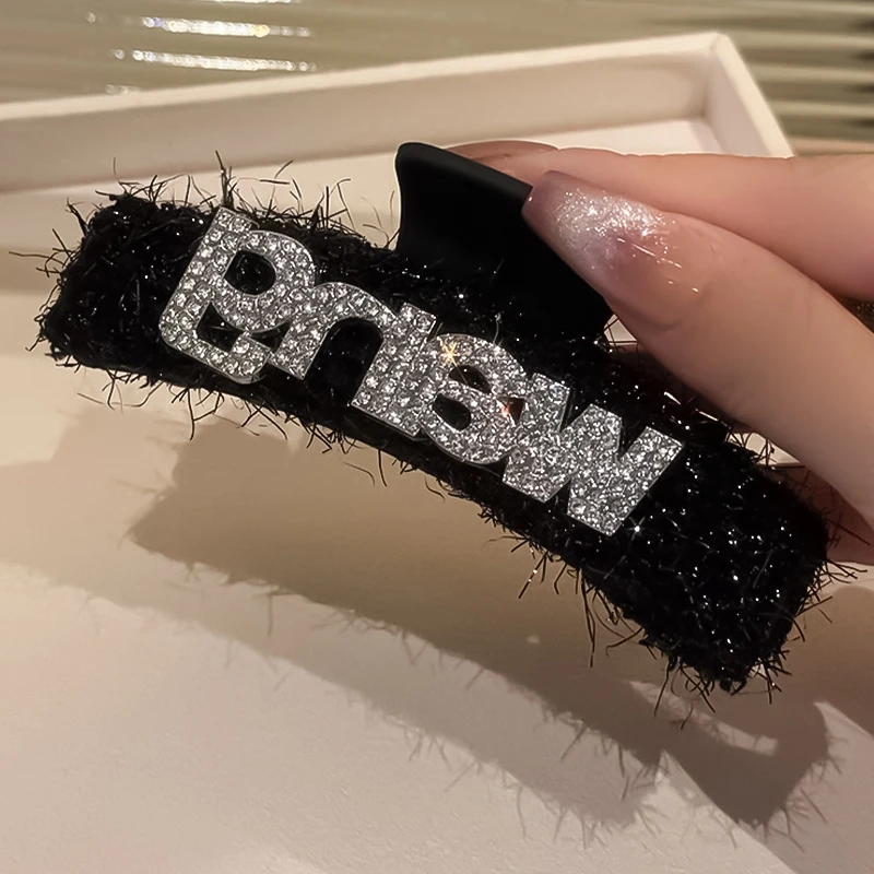 新款字母毛绒闪钻大号抓夹发饰时尚中古后脑勺盘发高级感鲨鱼夹子