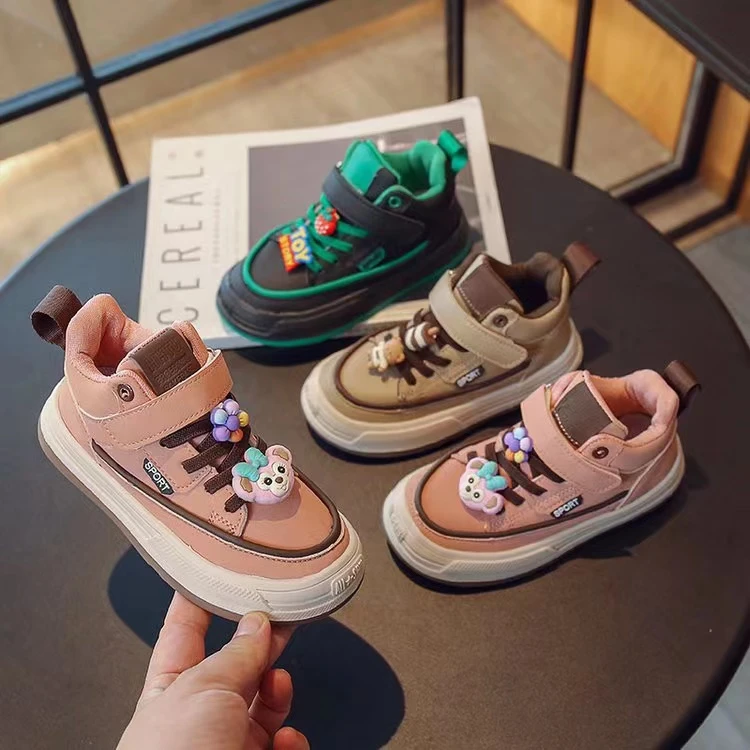 儿童卡通板鞋小草莓小熊小兔子新款高帮