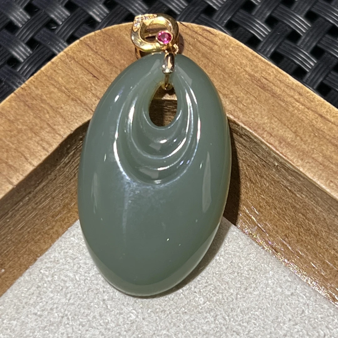 【略懂珠宝】18K和田玉鸭蛋青吊坠多样性发其一  KT24042413