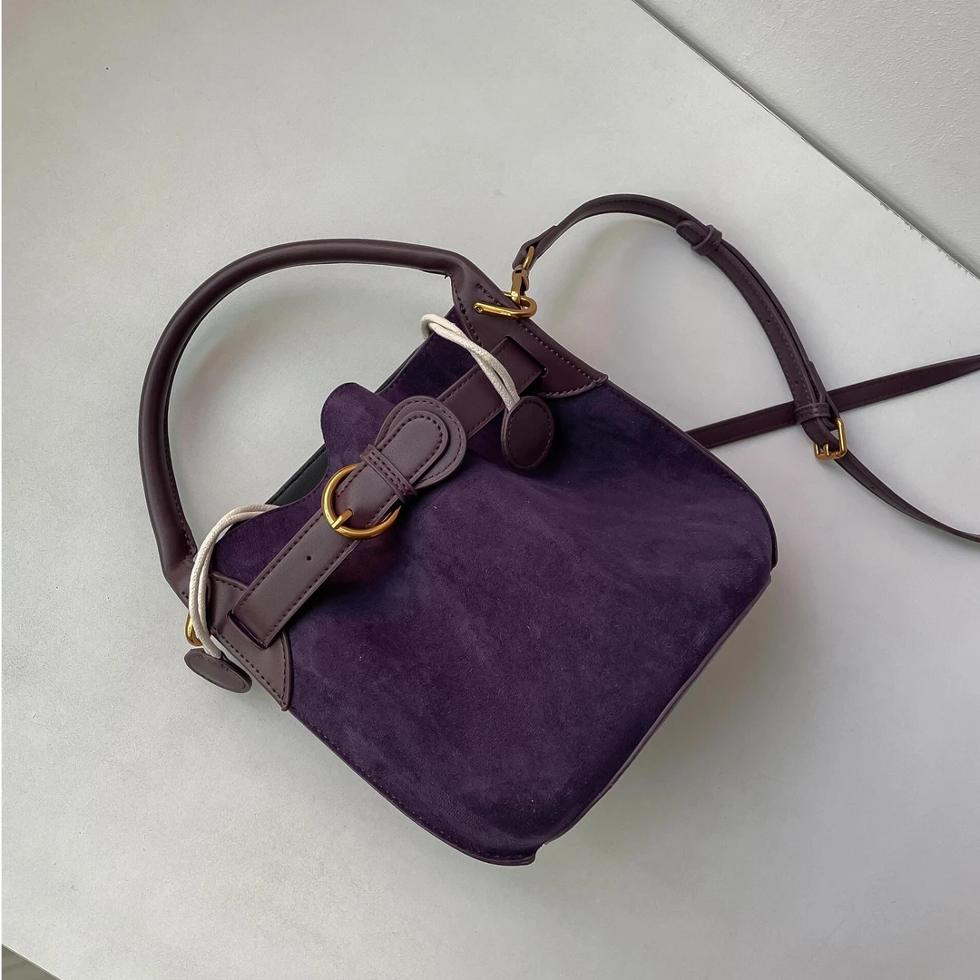 高级感小众包包女秋冬2024新款复古磨砂斜挎包女士手提褶皱水桶包