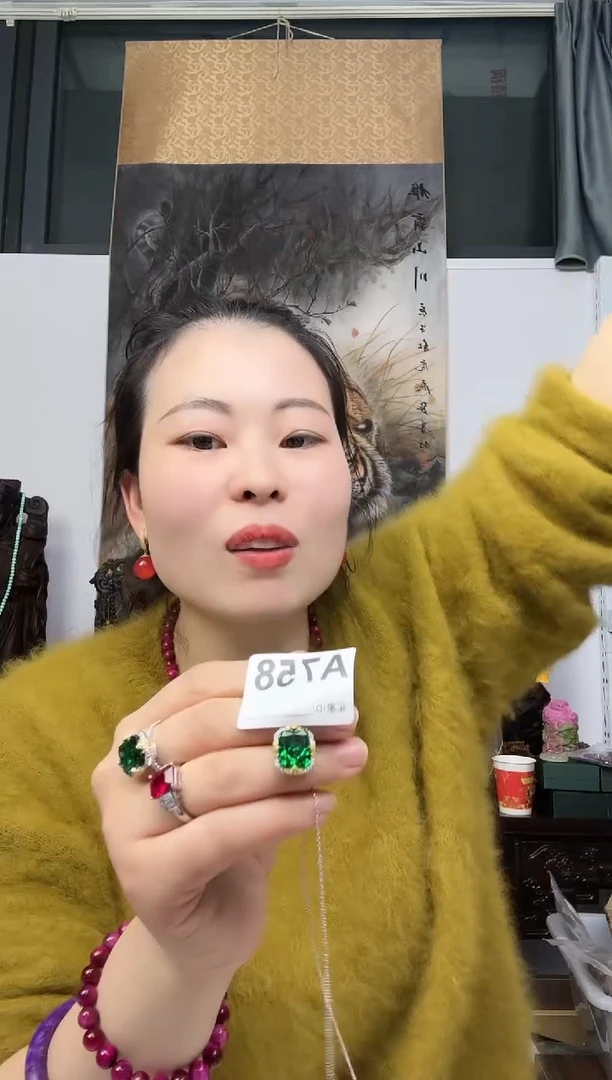 【闪购商品】绿B 坠 A758