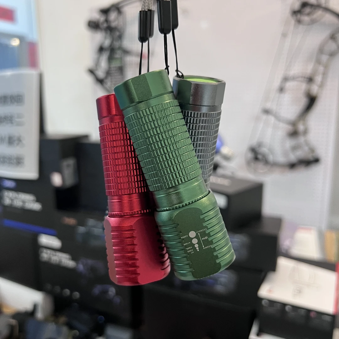 聚光远射手电筒迷你设计可充电户外防水便携手电热成像夜视仪