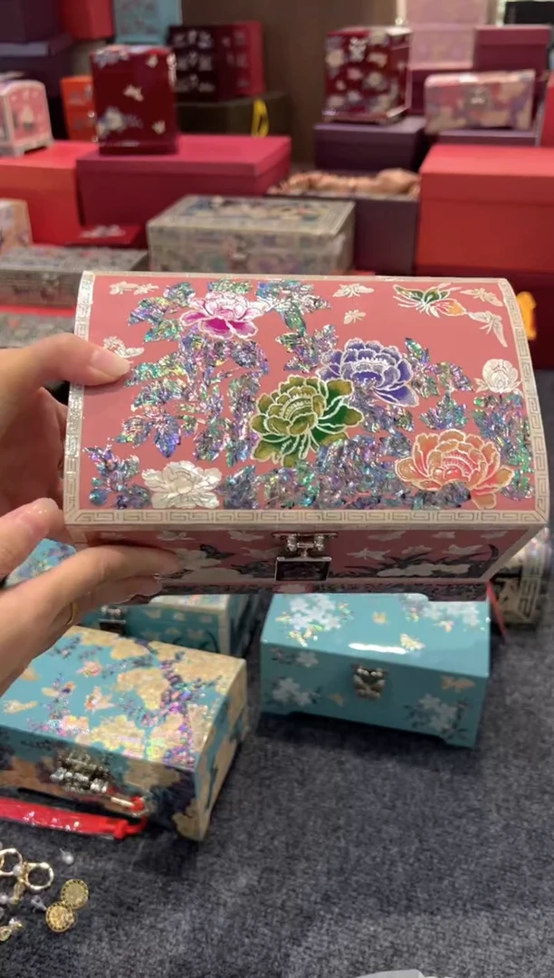【闪购商品】微瑕满贝底花开富贵按扣·弘贝雅螺钿漆器