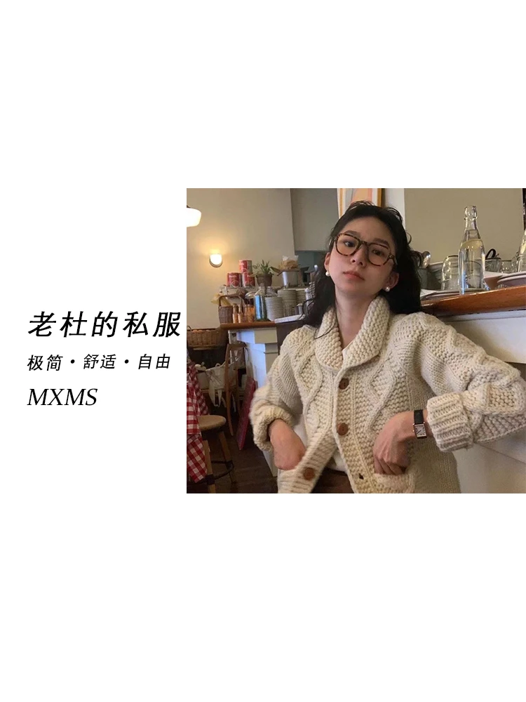 （麦欢尼）Y24370-氛围感休闲重工翻领针织加厚慵懒风麻花木扣外套