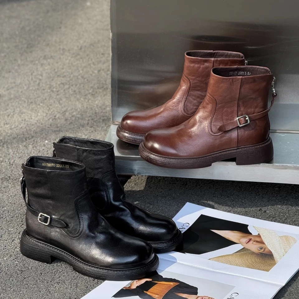 2024冬季时尚休闲中绒水洗马皮新设计女靴时装马丁靴水洗马皮