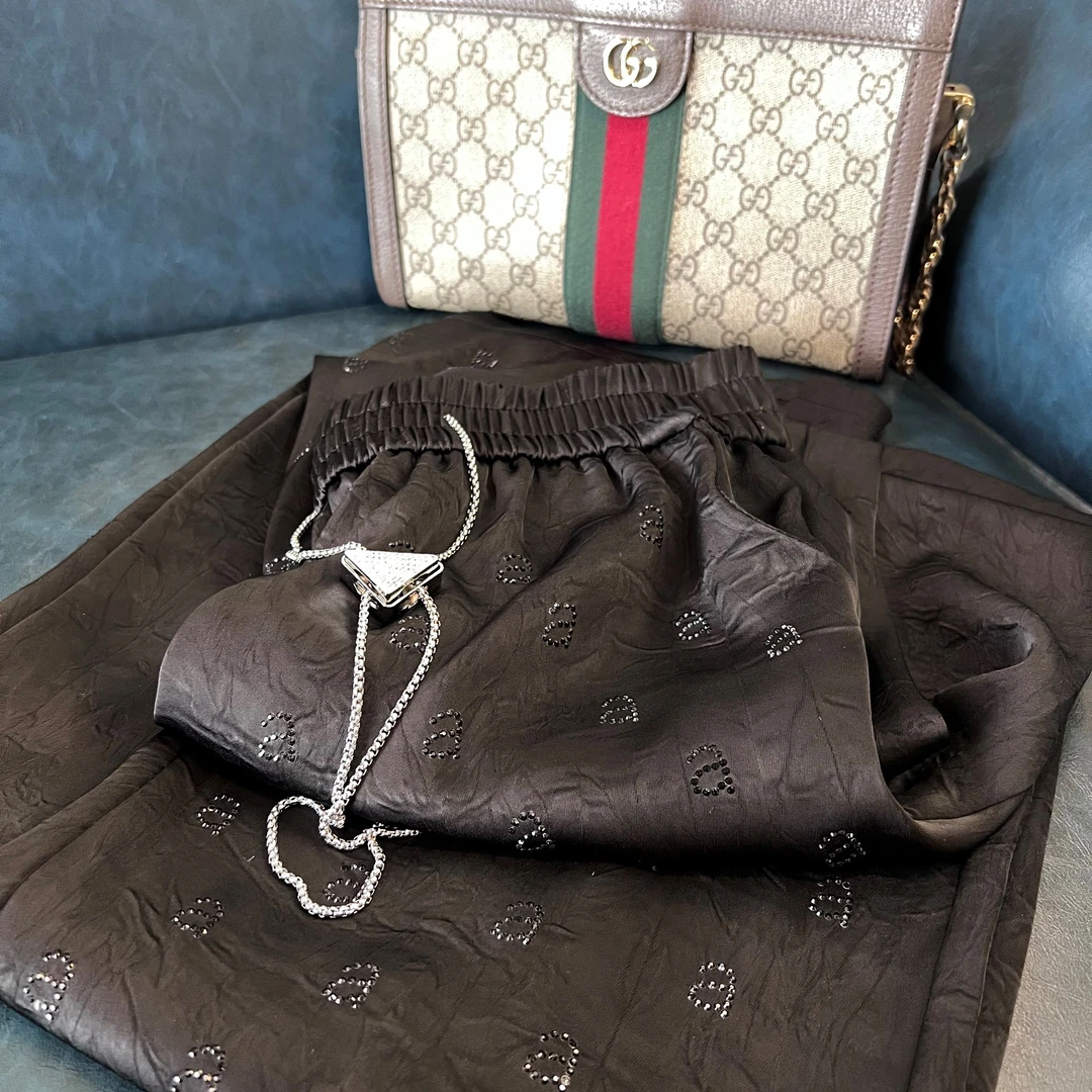 烫钻A字母直筒裤子显高显瘦