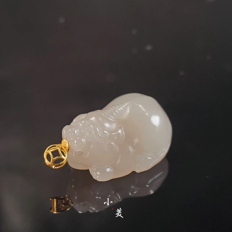 18K金烟紫和田玉钱币貔貅吊坠 G7936