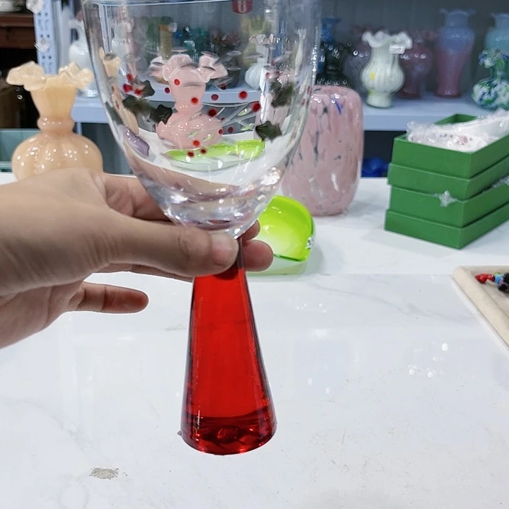 手持红色底部，人工描画玻璃杯