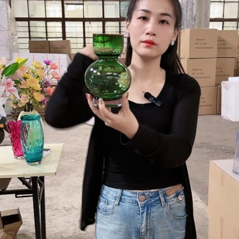 原色玻璃花瓶绿色