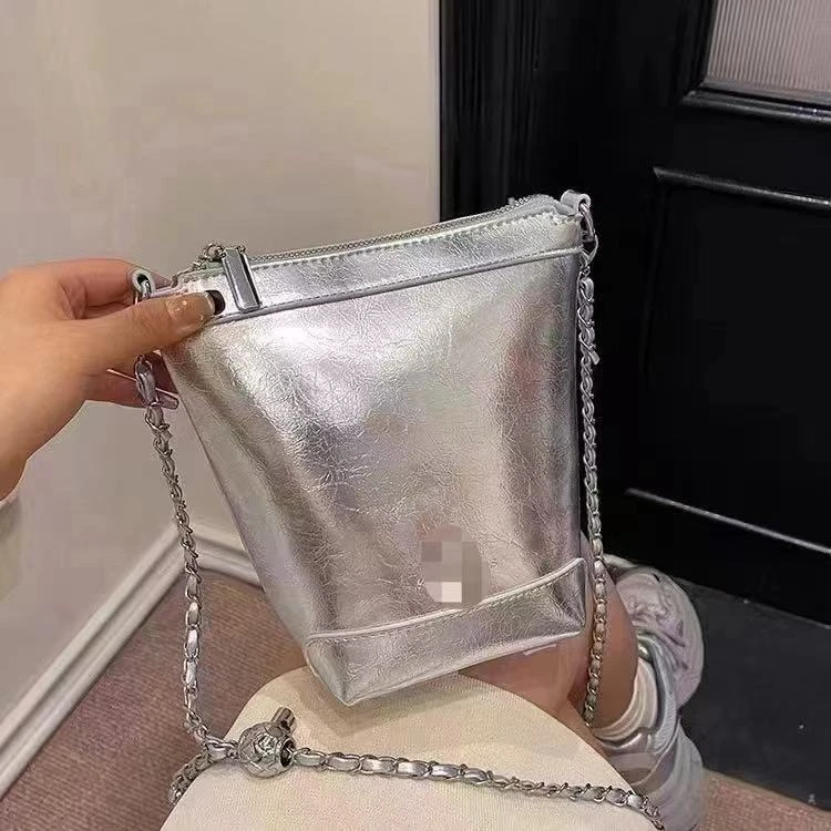 时尚百搭斜跨手提包