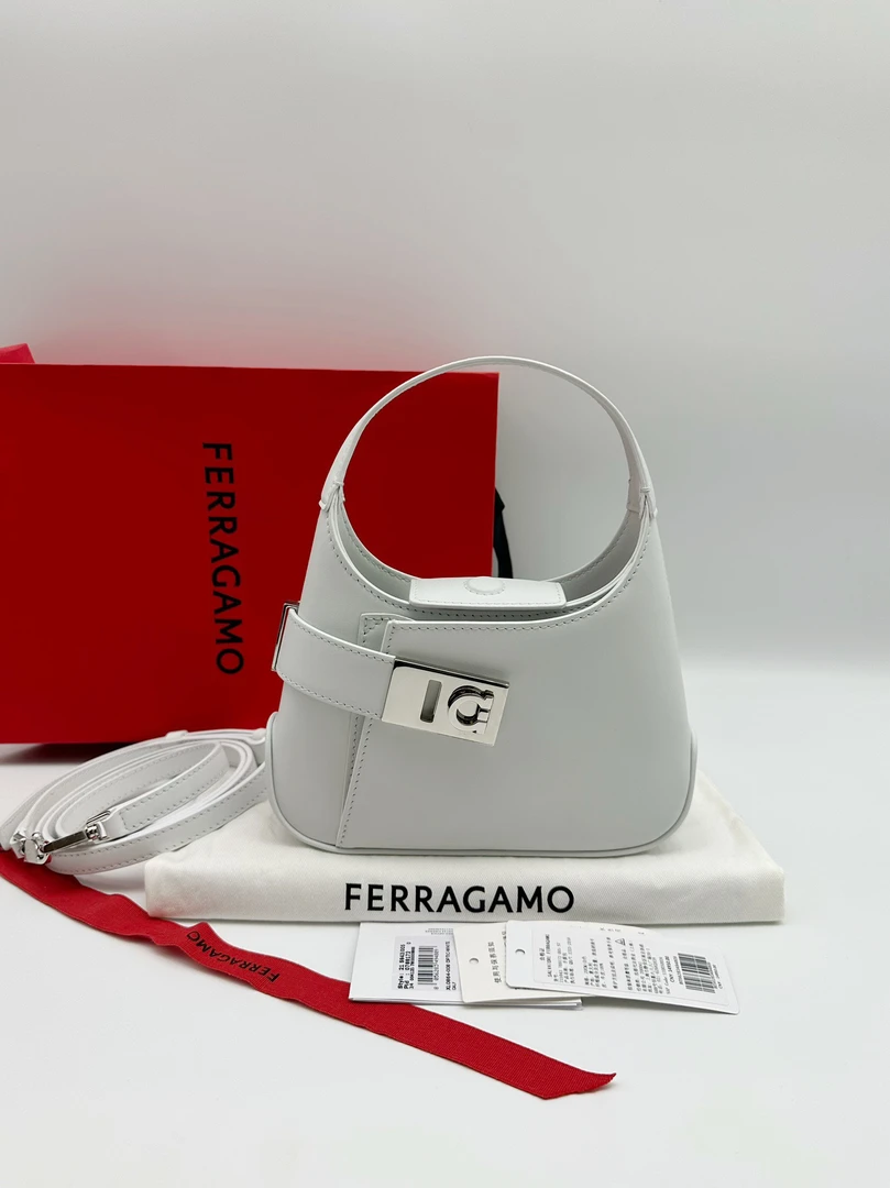 99新 FERRAGAMO/菲拉格慕 白色cancio饰扣新款hobo腋下包72602