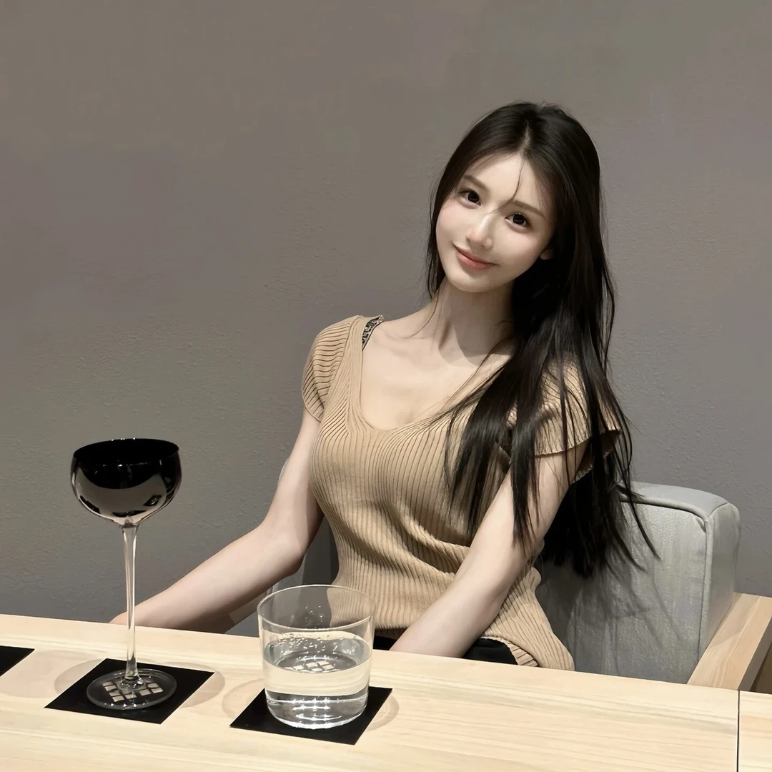 2025夏季韩版修身显身材气质纯欲V领薄款微透百搭短袖针织衫T恤女