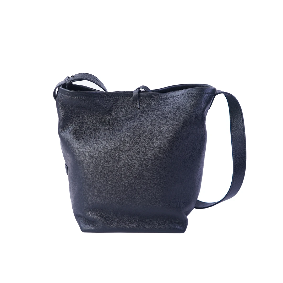 2024包包女新款水桶包牛皮大容量通勤单肩包简约真皮女包8037