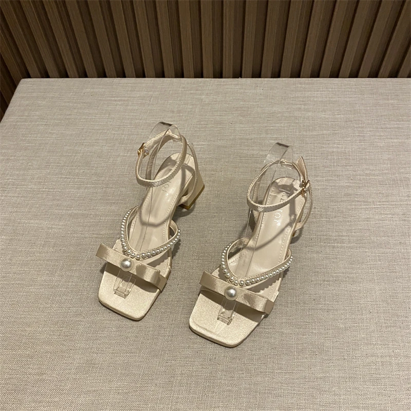 粗跟优雅绸缎珍珠一字带凉鞋夏2024年蝴蝶结百搭时尚法式仙女凉鞋