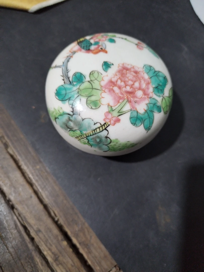 一件看上去非常漂亮的瓷器的，可使用可收藏