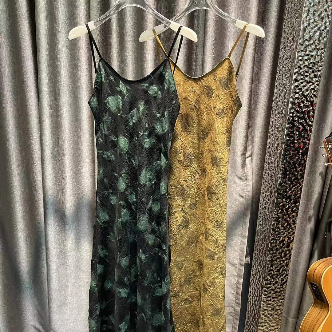 2024设计款反面褶邹印花新中式经典斜裁高级连衣裙