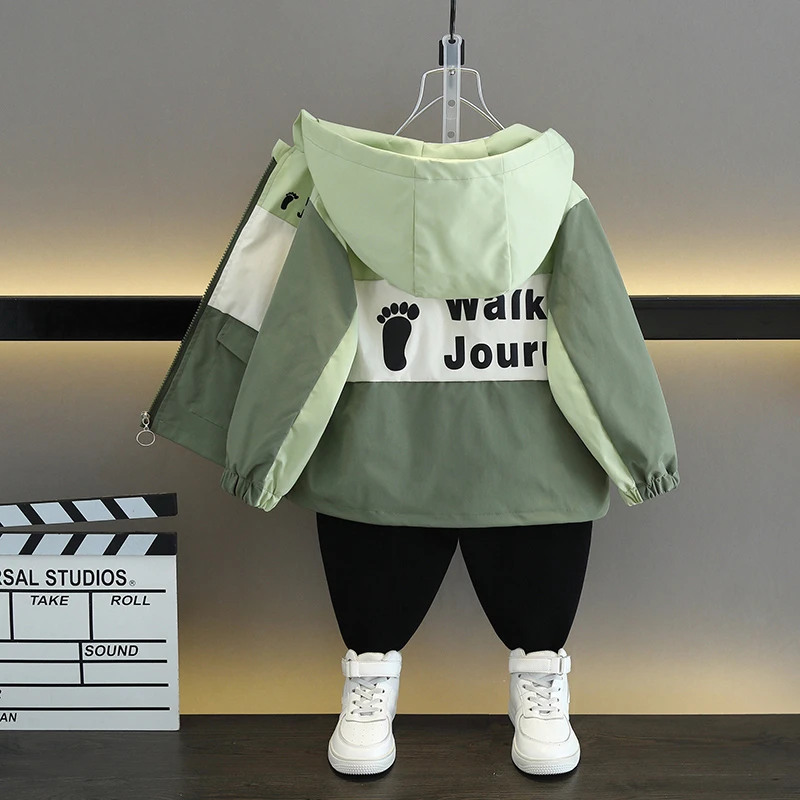 中小童男宝宝2025秋装薄款休闲服男童春秋可爱字母印花连帽外套潮