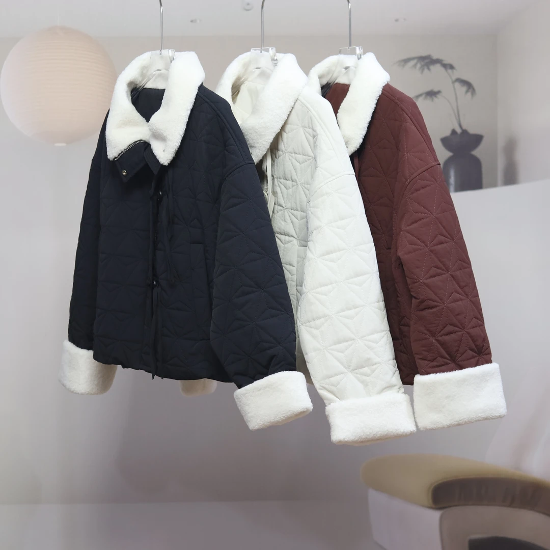 【7642】高品质原创设计三色时尚百搭短款压格棉衣V