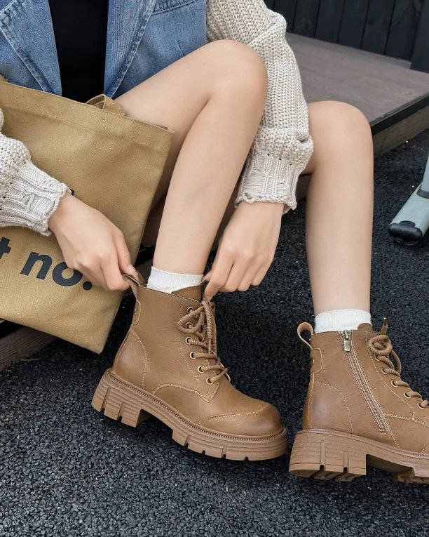 6212达思图秋冬新款女靴厚底粗跟防滑马丁靴不累脚系带爆款加绒靴