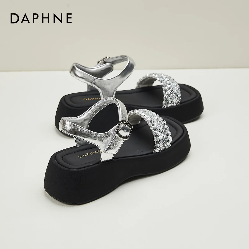 达芙妮银色凉鞋女夏季外穿2024新款厚底增高软底水钻一字带沙滩鞋