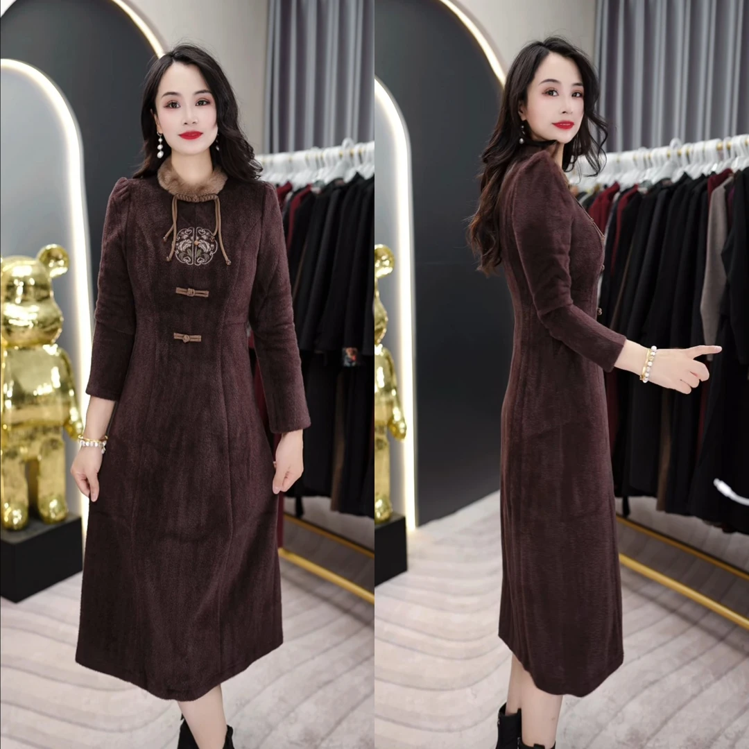 2024年冬季新款毛边领贵妃绒磨毛盘扣手工刺绣新中式中长款连衣裙