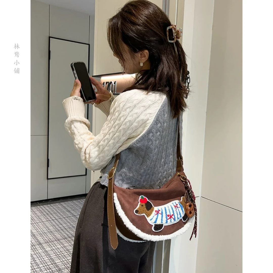 腊肠狗包包女2024秋冬新款韩国马鞍包百搭斜挎包羊羔毛单肩饺子包