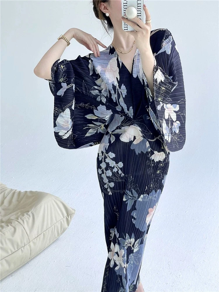 特价显瘦20斤三宅褶皱新款高端满显瘦魔术连衣裙减龄中长款