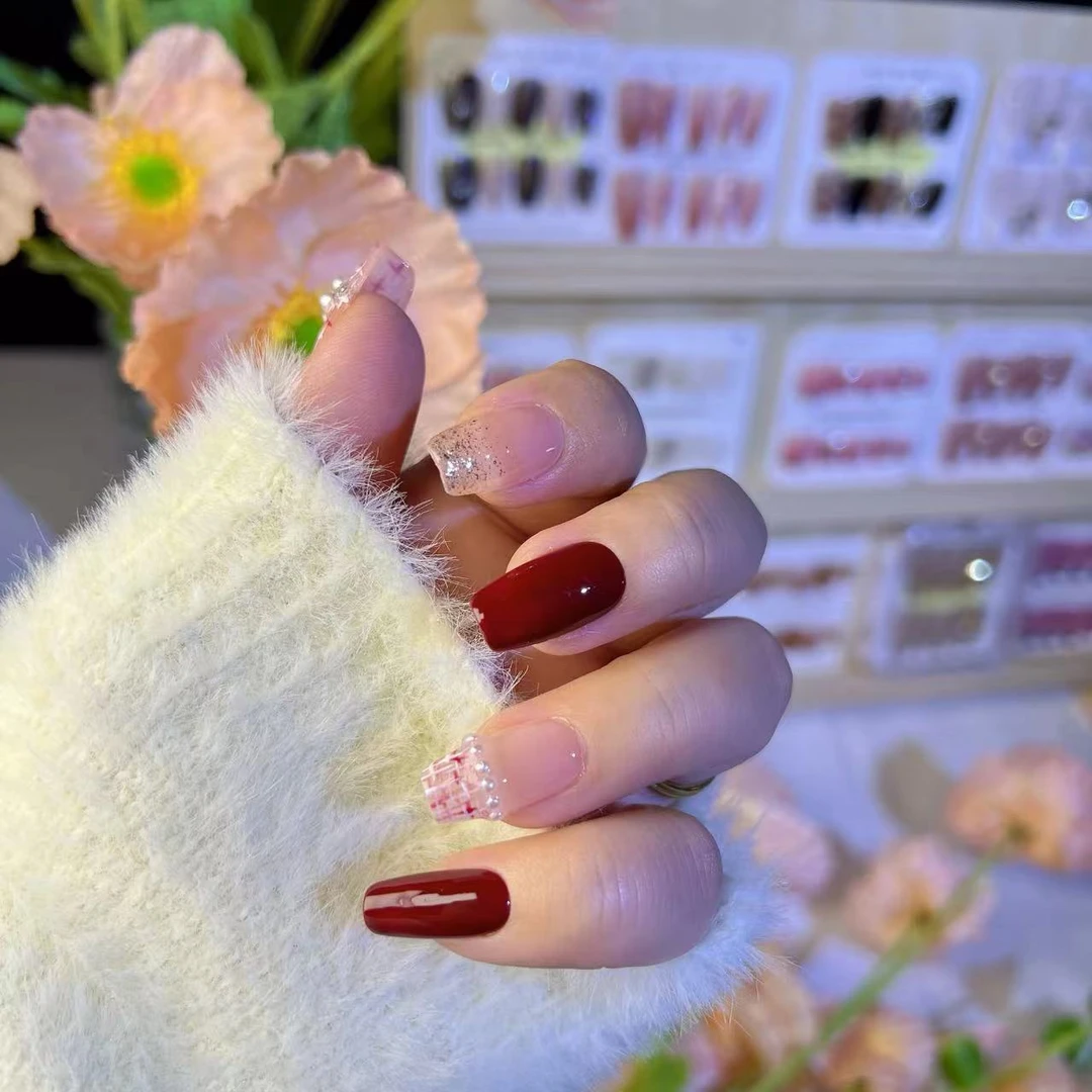 2024年秋冬新款纯手工酒红色小香风带钻穿戴甲显白穿戴式气质粉色