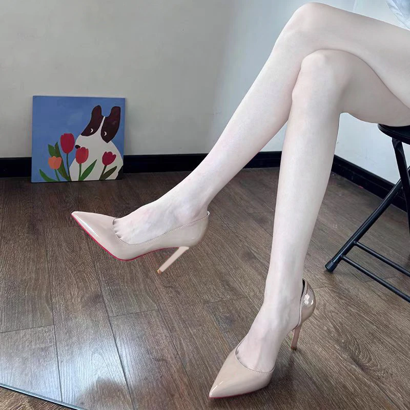 裸色性感高跟鞋2024新款秋冬尖头细跟侧空漆皮气质名媛红底单鞋女