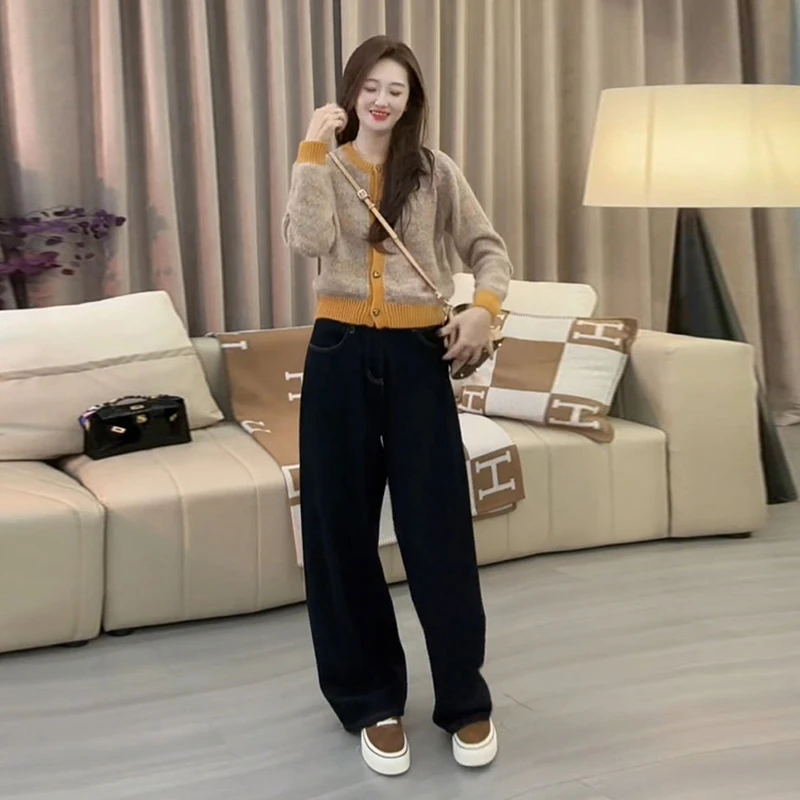 气质拼色圆领针织开衫外套冬季穿搭一整套高级感阔腿牛仔裤两件套