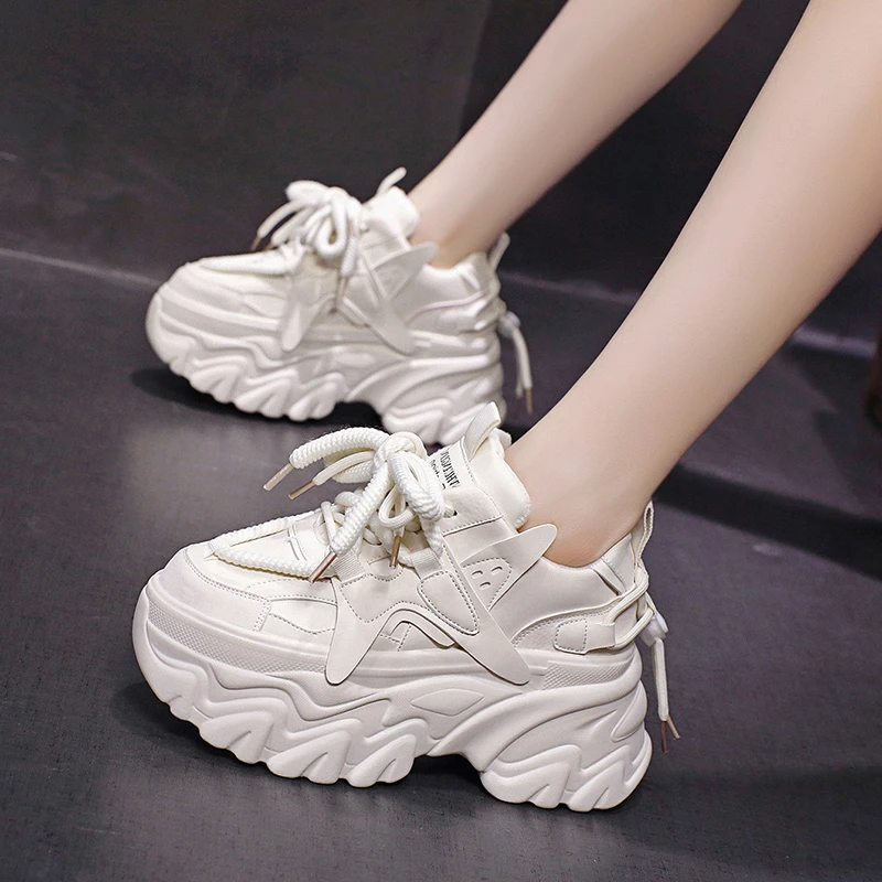 今年流行鞋子2024老爹鞋女新款秋冬爆款加绒白色矮子乐厚底增高鞋