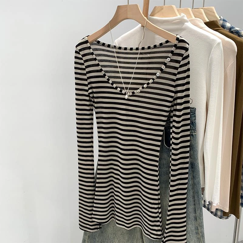 纽扣条纹修身辣妹大V领纯欲薄款长袖防晒罩衫T恤女秋气质亲肤上X