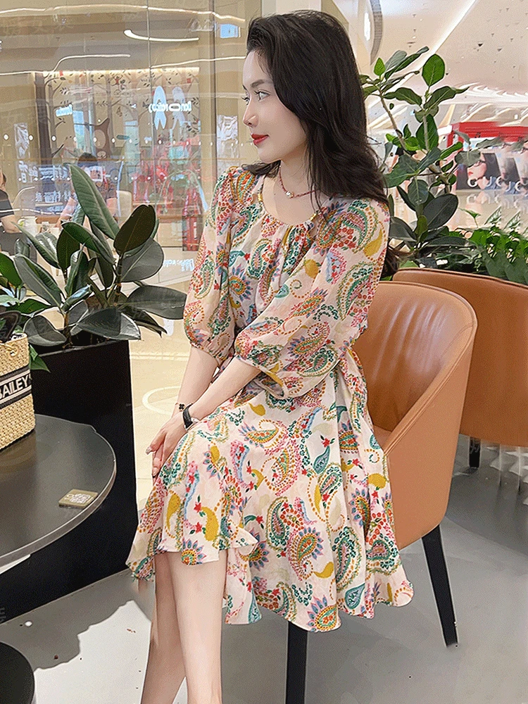 2025夏新款时尚气质裙子设计感宽松显瘦泡泡袖圆领休闲碎花连衣裙